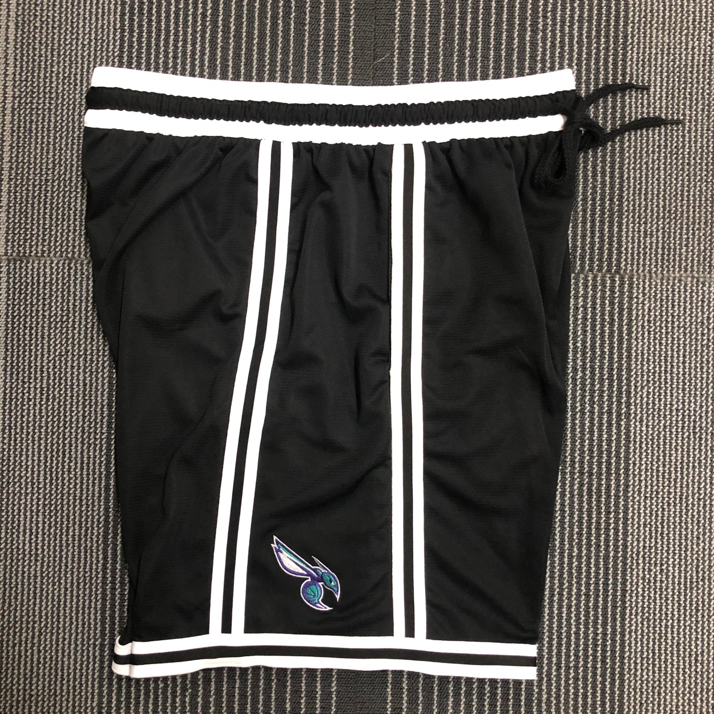 2202 Shorts americanos: Hornets Black Size S-XXL | 短裤 | NBA | 中国供应商