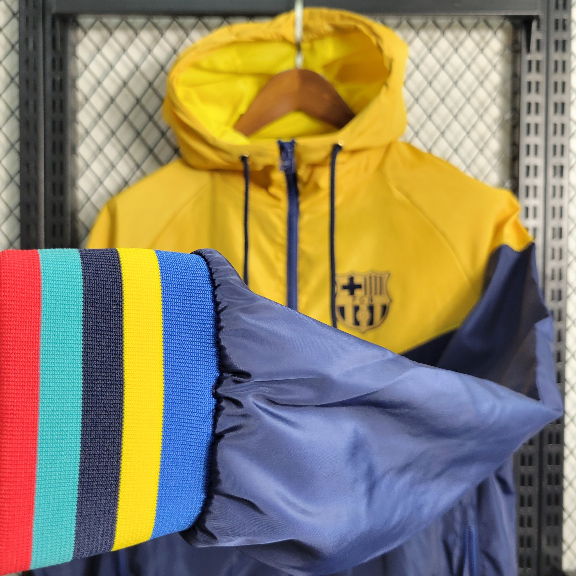 23-24 player windbreaker Barcelona Royal Blue Yellow Size S-XXL | 风衣 | W2-3 | Betty ali Chinese suppliers