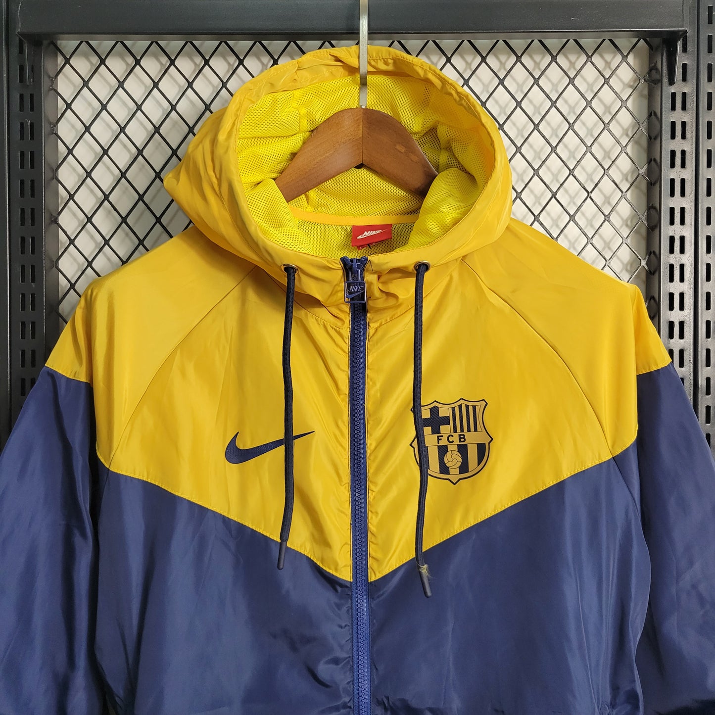 23-24 player windbreaker Barcelona Royal Blue Yellow Size S-XXL | 风衣 | W2-3 | Betty ali Chinese suppliers